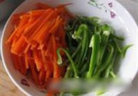 胡萝卜青椒肉丝的做法 步骤1