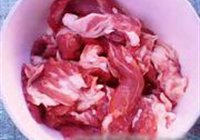 木耳炒肉片的做法 步骤2