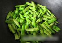 干煸四季豆的做法 步骤3