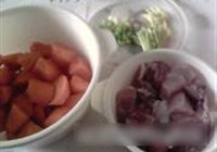 胡萝卜炖猪脊的做法 步骤1