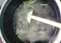 胡萝卜炖猪脊的做法 步骤3