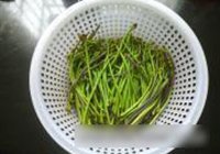 炒酸辣蕨菜的做法 步骤2