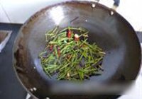 炒酸辣蕨菜的做法 步骤6