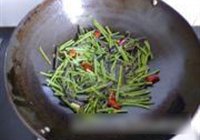 炒酸辣蕨菜的做法 步骤5