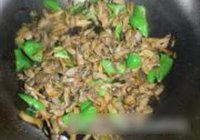 辣炒鸡腿菇的做法 步骤14