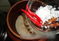 卤猪脚的做法 步骤4