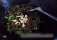 青椒小干鱼的做法 步骤7
