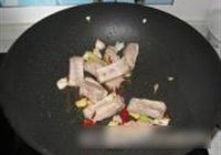 玉米炖排骨的做法 步骤3