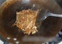 青椒小干鱼的做法 步骤5