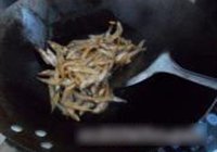 青椒小干鱼的做法 步骤4