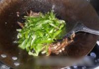 青椒小干鱼的做法 步骤6