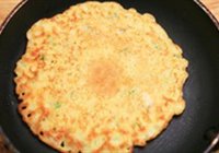 豆渣鸡蛋饼的做法 步骤4