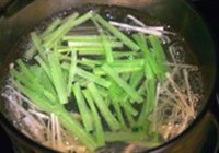 西芹香干炒笋丝的做法 步骤3