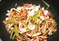 西芹香干炒笋丝的做法 步骤6
