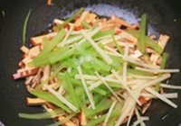 西芹香干炒笋丝的做法 步骤5