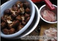 香菇炒肉的做法 步骤1