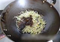 黑木耳炒豆芽的做法 步骤3