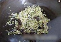 黑木耳炒豆芽的做法 步骤4