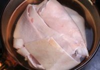 肉皮冻的做法 步骤2