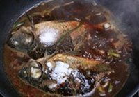 酱熬鲫鱼的做法 步骤6