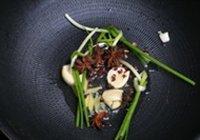 酱熬鲫鱼的做法 步骤4