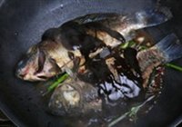 酱熬鲫鱼的做法 步骤5