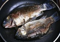 酱熬鲫鱼的做法 步骤3