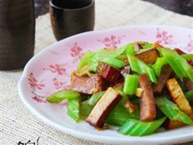 哈红肠西芹炒豆干