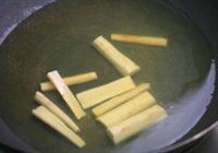 牛蒡烧鸡块的做法 步骤3