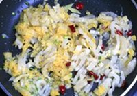 酸菜粉丝北极虾煲的做法 步骤4