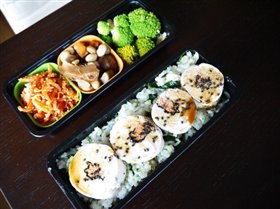 爱妻便当 嫩鸡肉明太子卷与菜饭