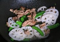 莲藕兰豆炒鸭片的做法 步骤6