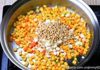 果仁玉米的做法 步骤4