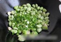 葱香蚕豆的做法 步骤6