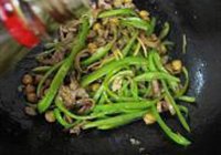 鹰嘴豆鱿鱼丝小炒的做法 步骤15