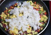 腊味酱油炒饭的做法 步骤7
