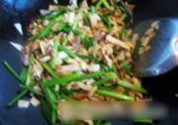 炒韭苔的做法 步骤7