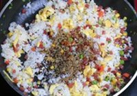 腊味酱油炒饭的做法 步骤9