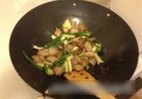 五花肉炒大头菜的做法 步骤8