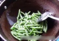 干煸四季豆的做法 步骤3