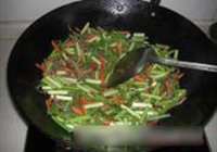 肉丝炒蒜苔的做法 步骤3
