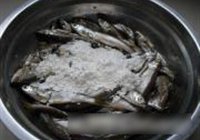 油炸小鱼的做法 步骤3