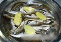 油炸小鱼的做法 步骤2