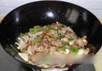 洋葱炒腊肉的做法 步骤8