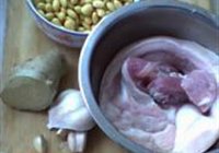 红烧肉焖黄豆的做法 步骤1