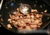 蘑菇炒鸡片的做法 步骤6