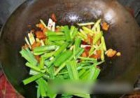 豆豉大蒜炒油渣的做法 步骤5