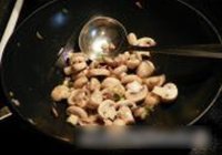 蘑菇炒鸡片的做法 步骤5