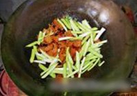 豆豉大蒜炒油渣的做法 步骤4