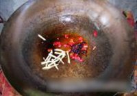 豆豉大蒜炒油渣的做法 步骤2